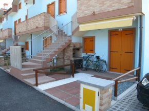 Poolside getaway - seaside apartment with ac Rosapineta